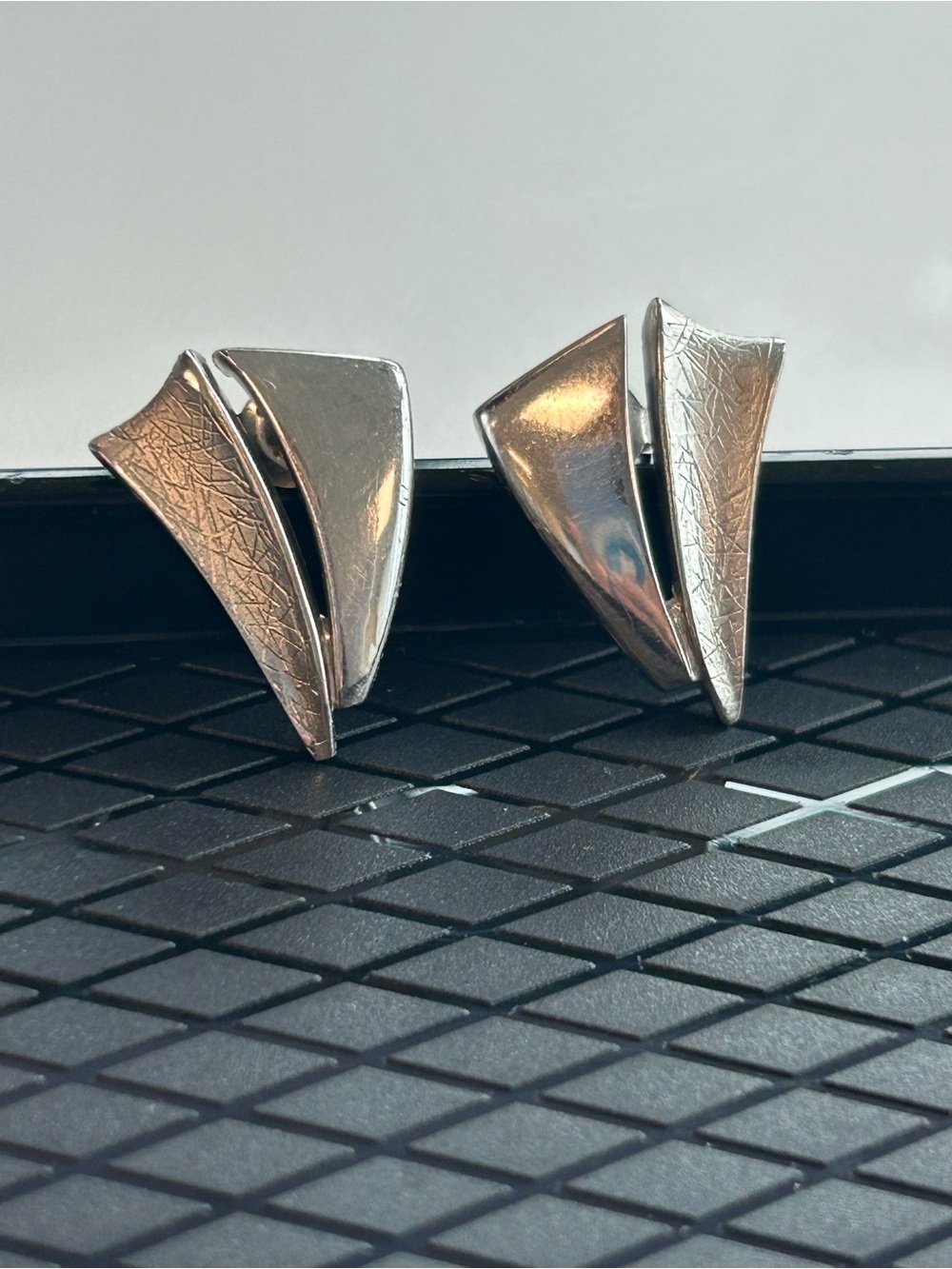 vintage 925 sterling silver stud earrings (4g 1”) (textured / kite / geometric)